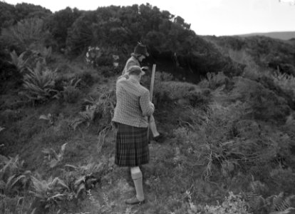 Jager met een vrouw op het eiland Skye, Bestanddeelnr 254-2800