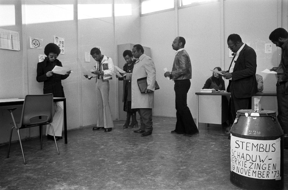 Kiezers in het stemlokaal, Bestanddeelnr 926-8387