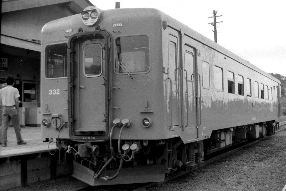 Kiha 22 332 at Shumarinai 1988-07