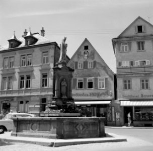 Kiliansbrunnen met beelden van de frankenheiligen Kilian, Kolonat en Totnan op d, Bestanddeelnr 254-4559