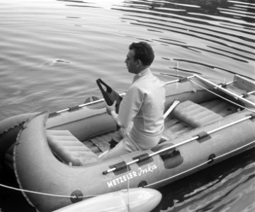Kikvorsman in de Boerenwetering. De kikvorsman duikt overboord, Bestanddeelnr 912-5321