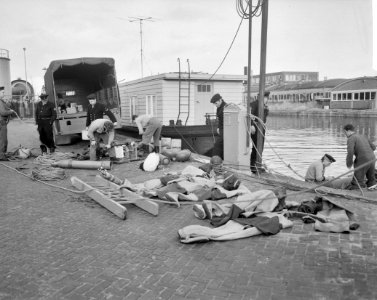 Kikvorsmannen duiken naar het stoffelijk overschot van 'Zwarte Jeanne' in de Rie, Bestanddeelnr 914-5975