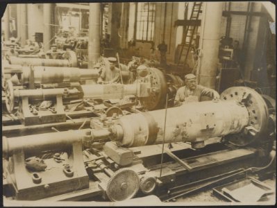 Kijkje in een Duitsche kanonnengieterij. Het draaien der loopen voor kanonnen., Bestanddeelnr 158-1908