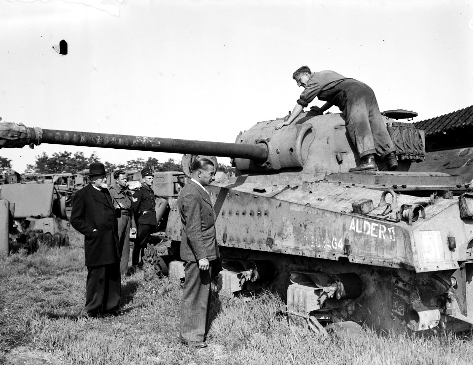 Kijkdag Dump te Deelen. Een tank wordt bekeken, Bestanddeelnr 902-1859
