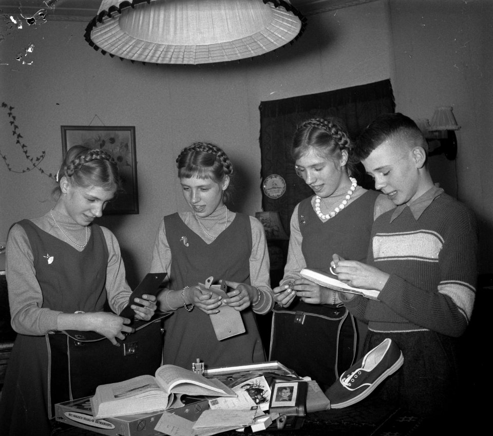 Kiffers-vierling Zwolle 13 jaar van links Rini, Elly, Dozathe, Han, Bestanddeelnr 907-5785