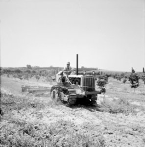 Kibboets Nir Elyahu Kibboetsbewoner bewerkt de grond met behulp van een tractor, Bestanddeelnr 255-3727