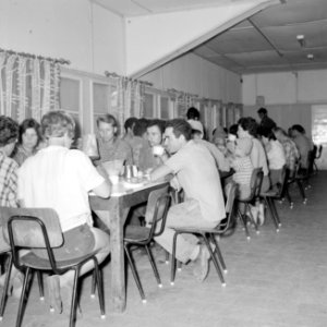 Kibboets Nir Elyahu Kibboetsbewoners aan de maaltijd in de gemeenschappelijke e, Bestanddeelnr 255-3709