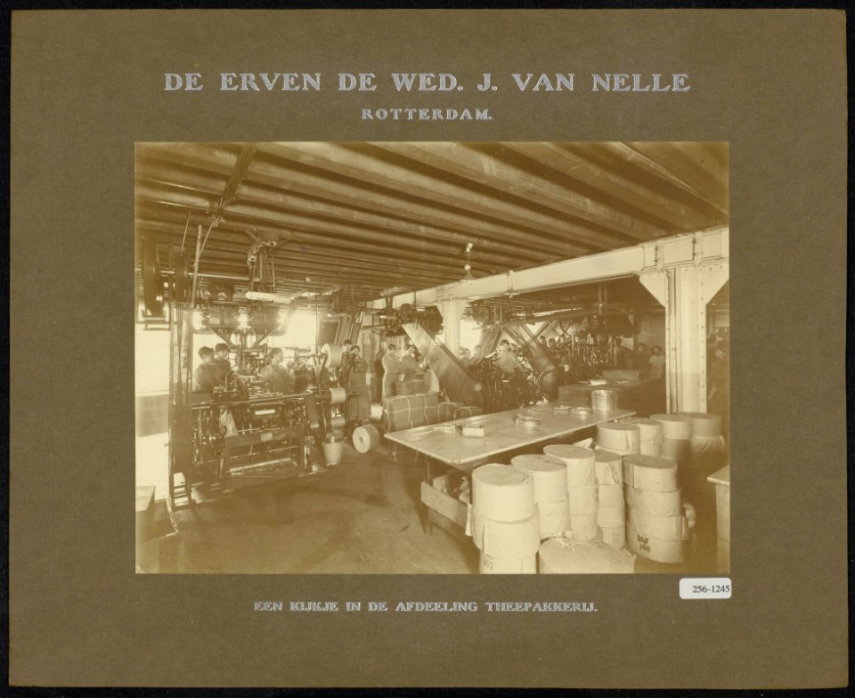 Kijkje in de afdeling theepakkerij van Van Nelle te Rotterdam, Bestanddeelnr 256-1245