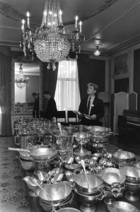 Kijkdag voor veiling bij Restaurant Royal , Lange Voorhout , Den Haag, Bestanddeelnr 934-0736
