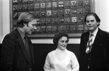Jan Terlouw (links) met het bruidspaar, Bestanddeelnr 926-9287