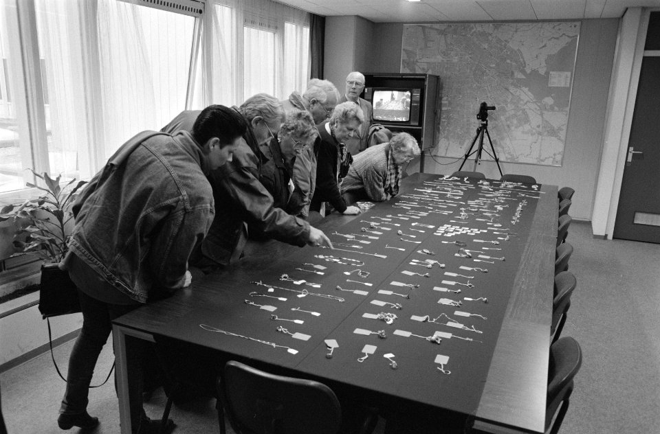 Kijkdag voor gestolen sieraden op het politiebureau van Amsterdam-Zuidoost, Bestanddeelnr 934-4351