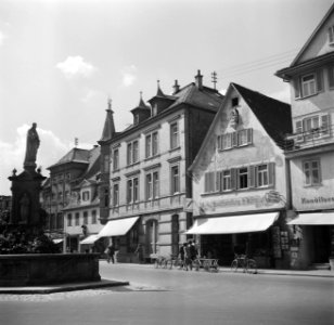 Kiliansbrunnen met beelden van de frankenheiligen Kilian, Kolonat en Totnan op d, Bestanddeelnr 254-3156