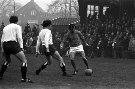 KHFC tegen Oud Internationals , nummer 3 en 5 Coen Moulijn in aktie, Bestanddeelnr 926-1307