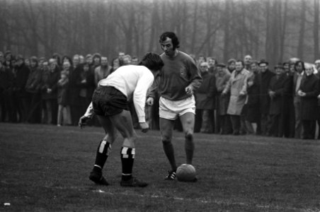 KHFC tegen Oud Internationals , Coen Moulijn in aktie, Bestanddeelnr 926-1308