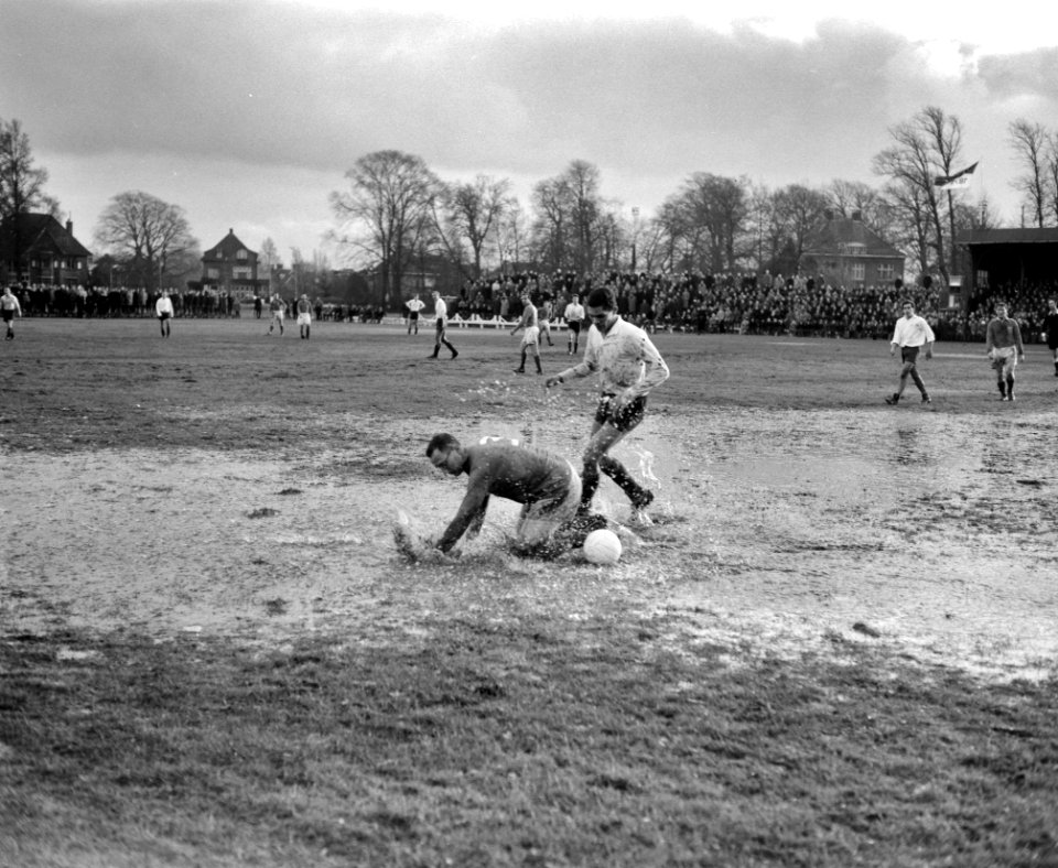 KHFC tegen oud internationals 1-1 Joop van Stoffelen languit in het water, Bestanddeelnr 913-3545