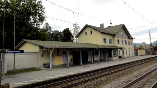Kiefersfelden Bahnhof - Gebäude Bahnsteigseite