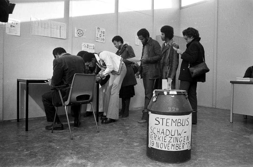Kiezers in het stemlokaal, Bestanddeelnr 926-8385