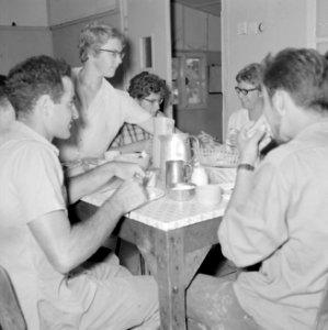 Kibboets Nir Elyahu Kibboetsbewoners aan de maaltijd in de gemeenschappelijke e, Bestanddeelnr 255-3707
