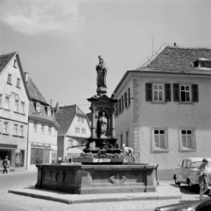 Kiliansbrunnen met beelden van de frankenheiligen Kilian, Kolonat en Totnan op d, Bestanddeelnr 254-4535