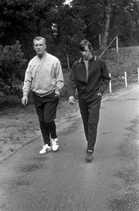 Kessler (links) praat tijdens een wandeling met Cruijff, Bestanddeelnr 921-6341