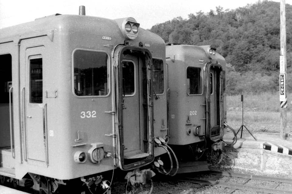 Kiha 22 202 and 332 at Shumarinai 1988-07 2