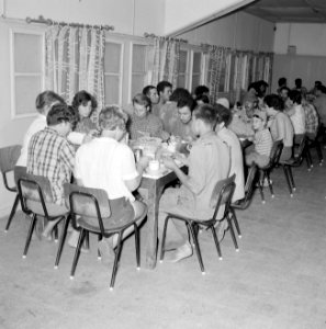Kibboets Nir Elyahu Gemeenschappelijke eetzaal van de kibboets met meest jonge , Bestanddeelnr 255-3704