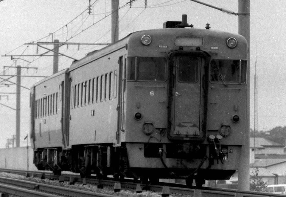 Kiha 46 6 running near Chitose station 1988-07