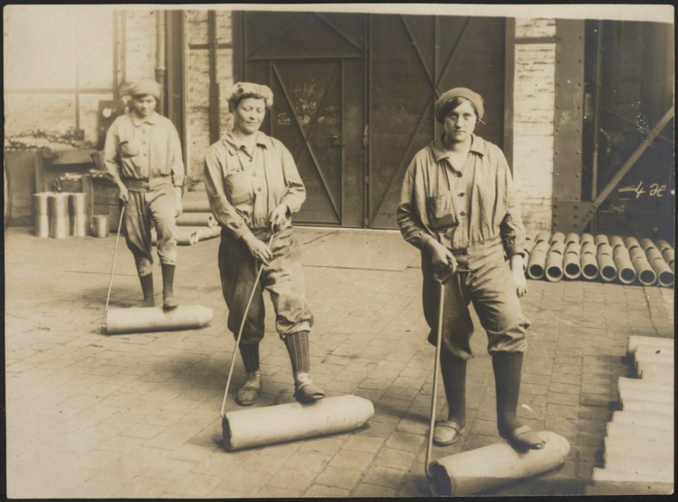 Kijkje in een Duitsche ammunitiefabriek. Gedeelte van een opslagplaats van proje, Bestanddeelnr 158-1910