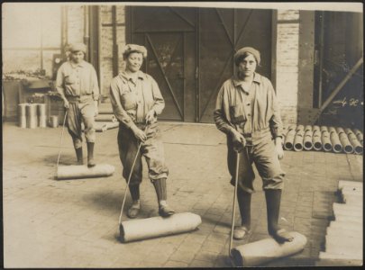 Kijkje in een Duitsche ammunitiefabriek. Gedeelte van een opslagplaats van proje, Bestanddeelnr 158-1910