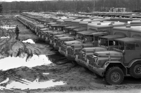 Kijkdag in Soesterberg voor verkoop militaire voertuigen w.o. 150 ziekenautos ui, Bestanddeelnr 934-3697