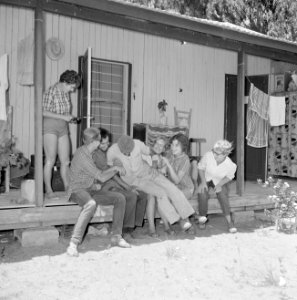 Kibboets Nir Elyahu. Kibboetsbewoners op de veranda van een huis gezellig bijeen, Bestanddeelnr 255-3723