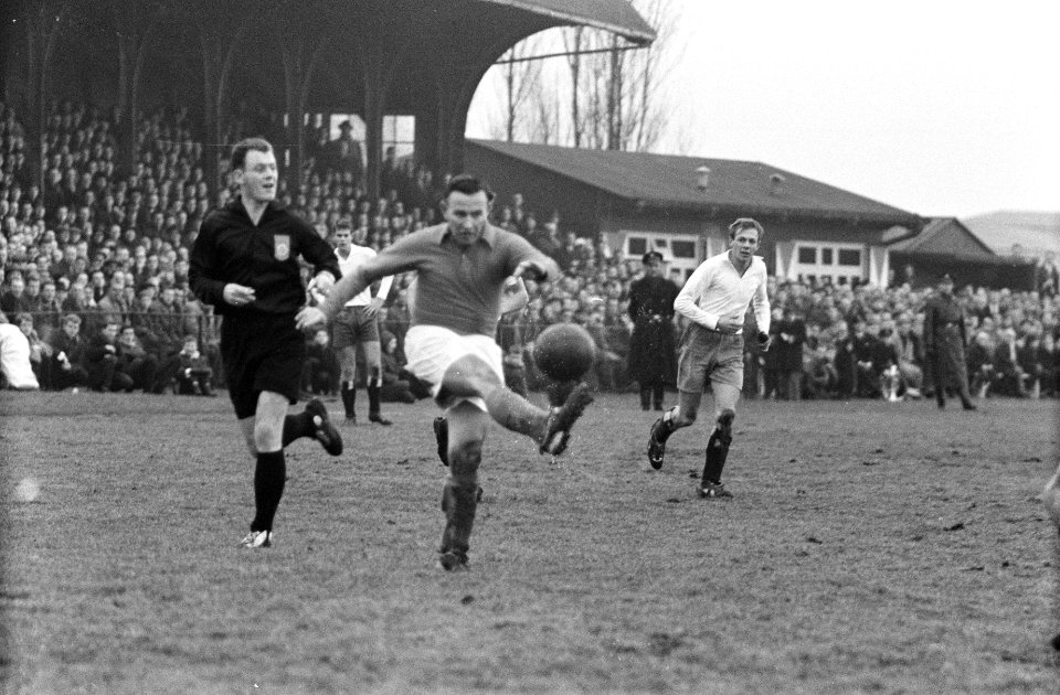 KHFC tegen oud Internationals 3-3, Abe onderneemt aanval op doel KHFC, Bestanddeelnr 915-8949
