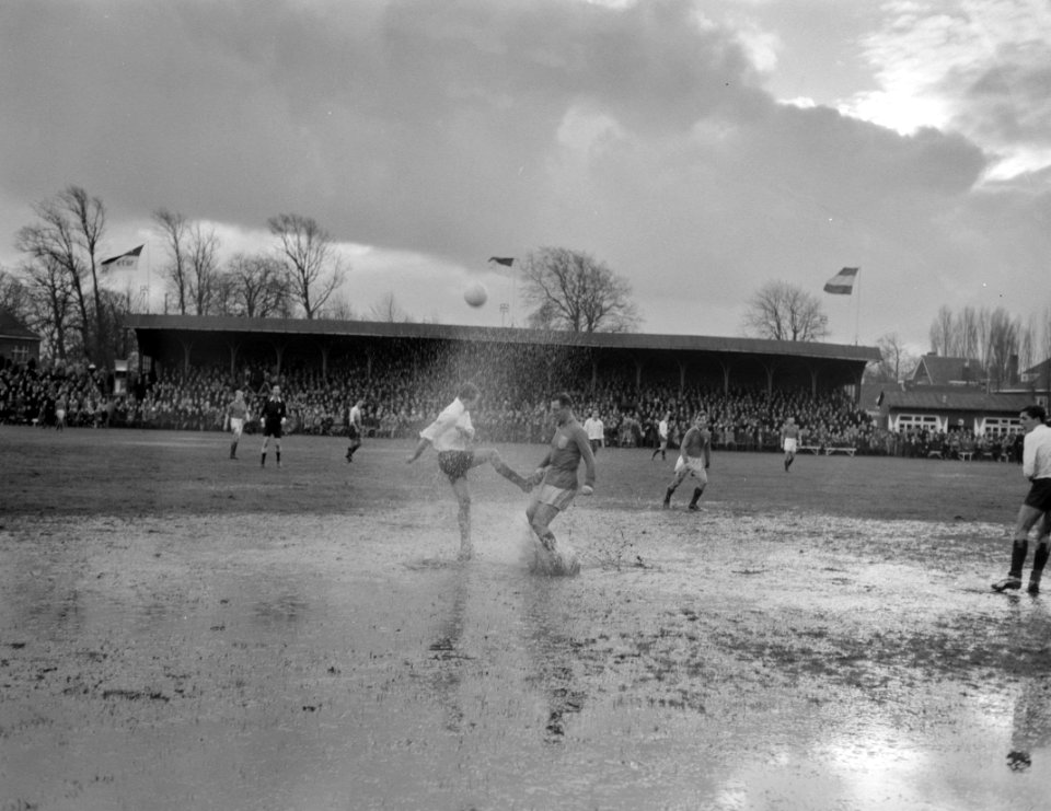 KHFC tegen oud internationals 1-1 Joop van Stoffelen en de rechtsbuiten van KHF, Bestanddeelnr 913-3548