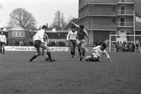 KHFC tegen oud internationals in Haarlem Hugo Hovenkamp in duel met HFC-ers, Bestanddeelnr 933-8523