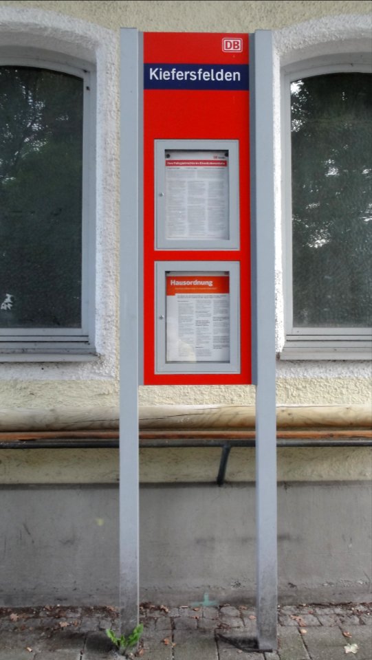 Kiefersfelden Bahnhof — Stationsschild außen