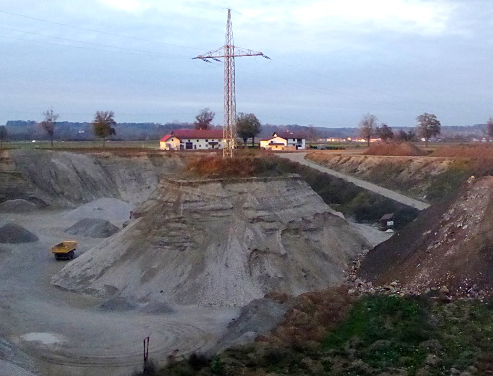 Kiesgrube mit Insel für Strommast, 2