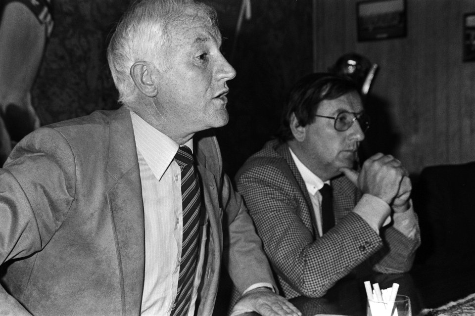 Kessler (links), trainer AZ'67, en Ligthart, voorzitter AZ'67, tijdens de persco, Bestanddeelnr 931-7489