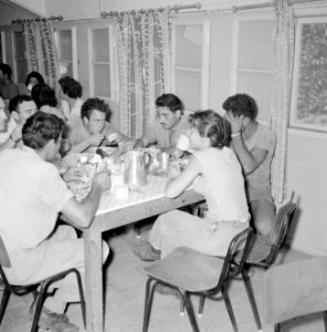 Kibboets Nir Elyahu Kibboetsbewoners aan de maaltijd in de gemeenschappelijke e, Bestanddeelnr 255-3712