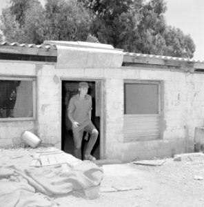 Kibboets Nir Elyahu Kibboetsbewoner die juist een schuurtje verlaat waarvan de , Bestanddeelnr 255-3738