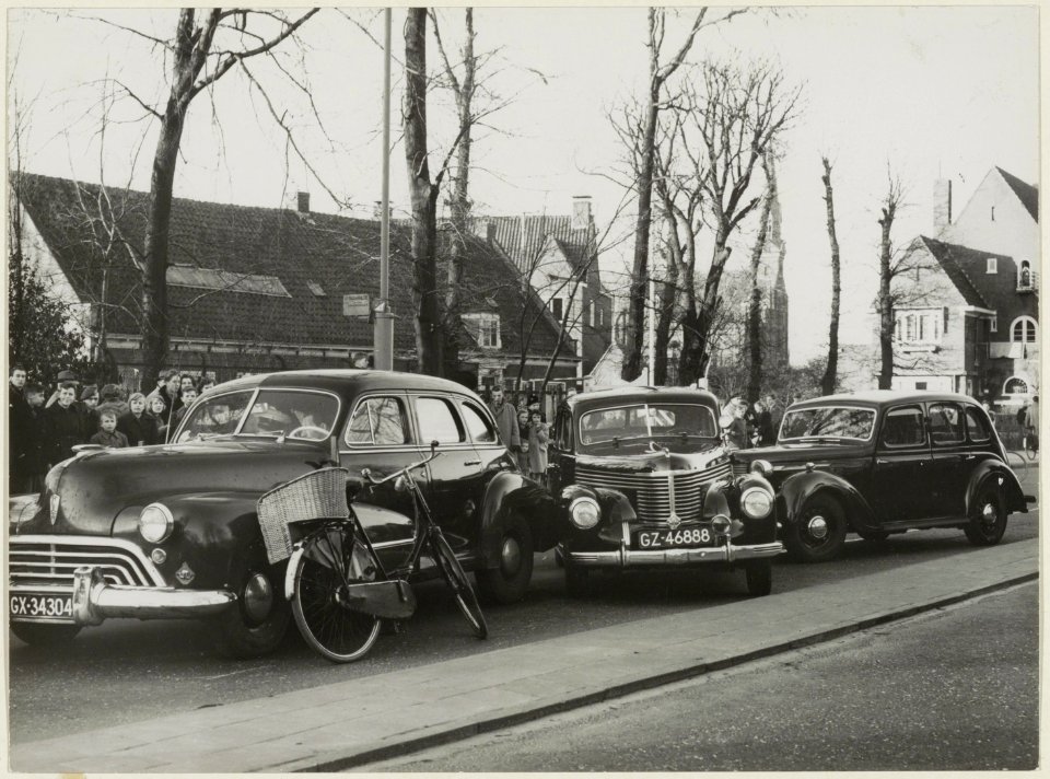 Kettingbotsing van drie auto's veroorzaakt door twee fietsers op de Schoterweg bij de Pijnboomstraat. NL-HlmNHA 54004234