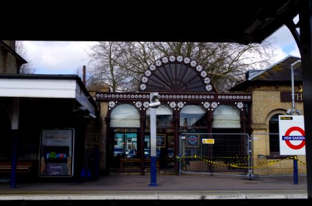 Kew Gardens train station photo