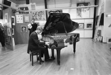 Kijkdag bij Christies piano beschilderd door Corneille, Bestanddeelnr 934-1434