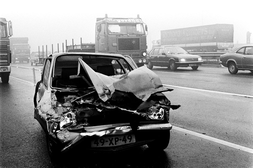 Kettingbotsing door mist bij de Galecopperbrug te Utrecht wrak van een auto, Bestanddeelnr 930-5163