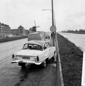 Kettingbotsing hoek Burgemeester De Vlughtlaan , Haarlemmerweg, de beschadigde p, Bestanddeelnr 916-3651