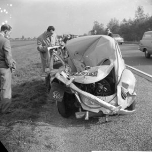Kettingbotsing op de Haagseweg. Wrak van een Volkswagen Kever, Bestanddeelnr 913-0423