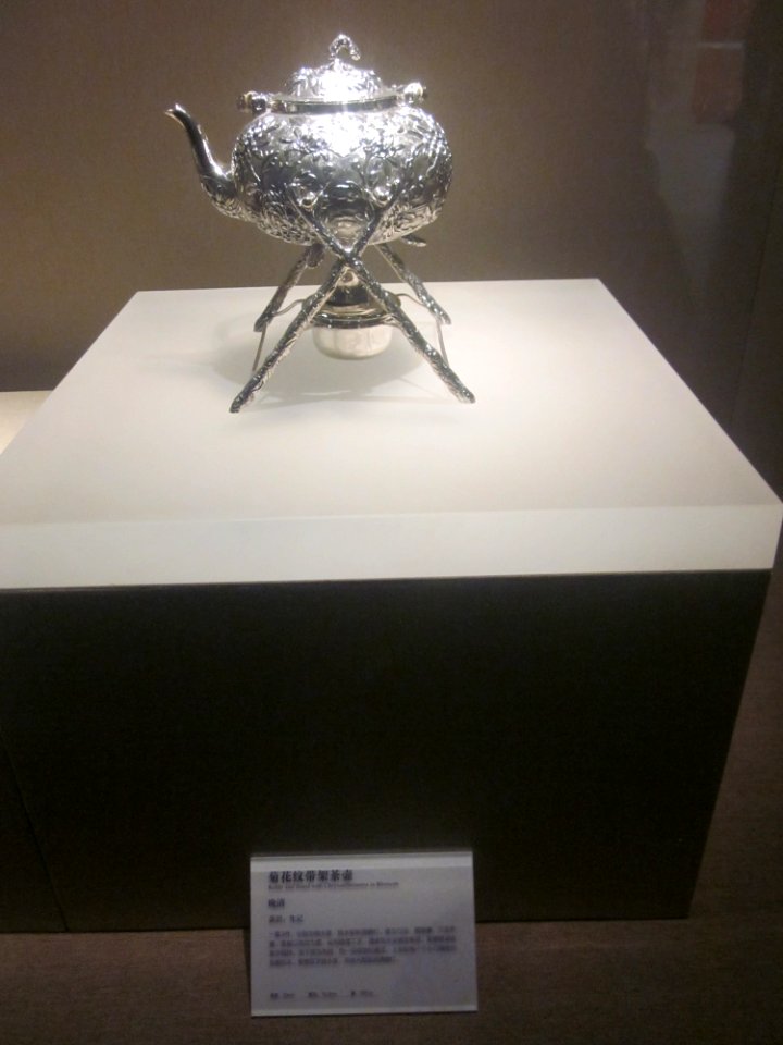 Kettle and Stand with Chrysanthemums in Blossom, the late Qing Dynasty, Changsha Museum