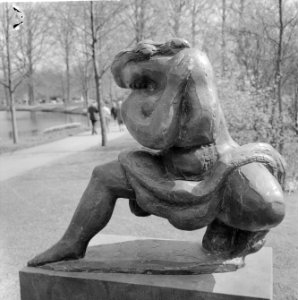 Keukenhof 1964, beeldende kunst, gehurkte figuur van Nico Jonk, Bestanddeelnr 916-3258