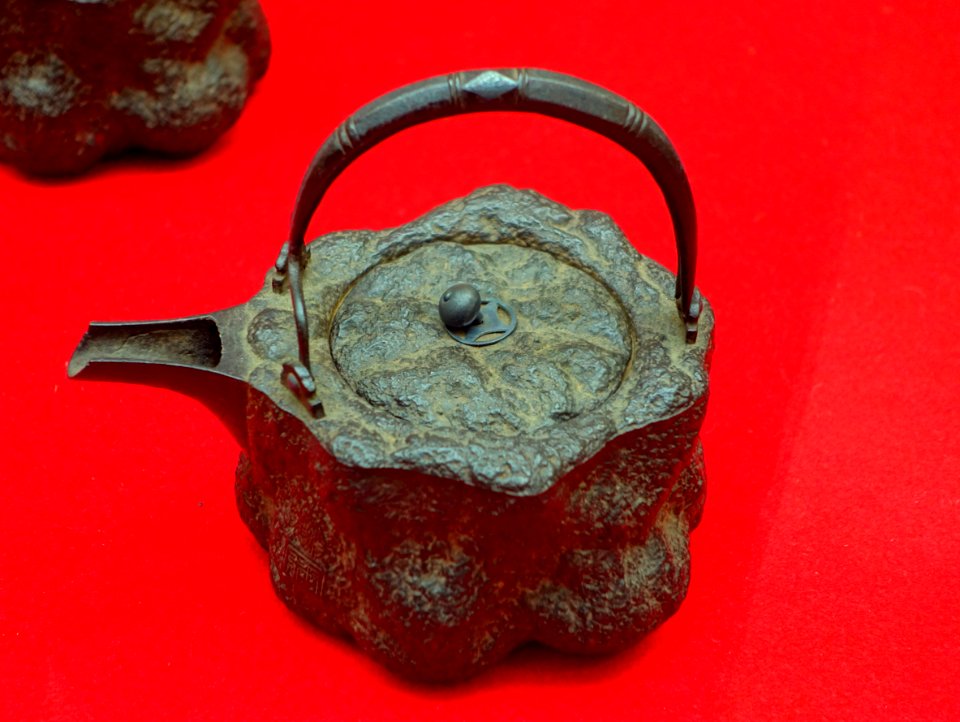 Kettle for warming sake, Meiji period, iron - Exhibition Room - Shinise Kinenkan Museum - Nagamachi - Kanazawa, Japan - DSC00301