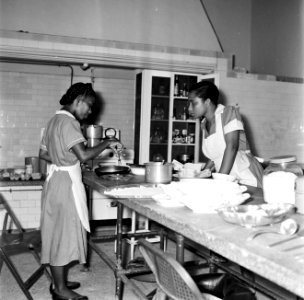 Keuken met bedienden, Bestanddeelnr 252-2837