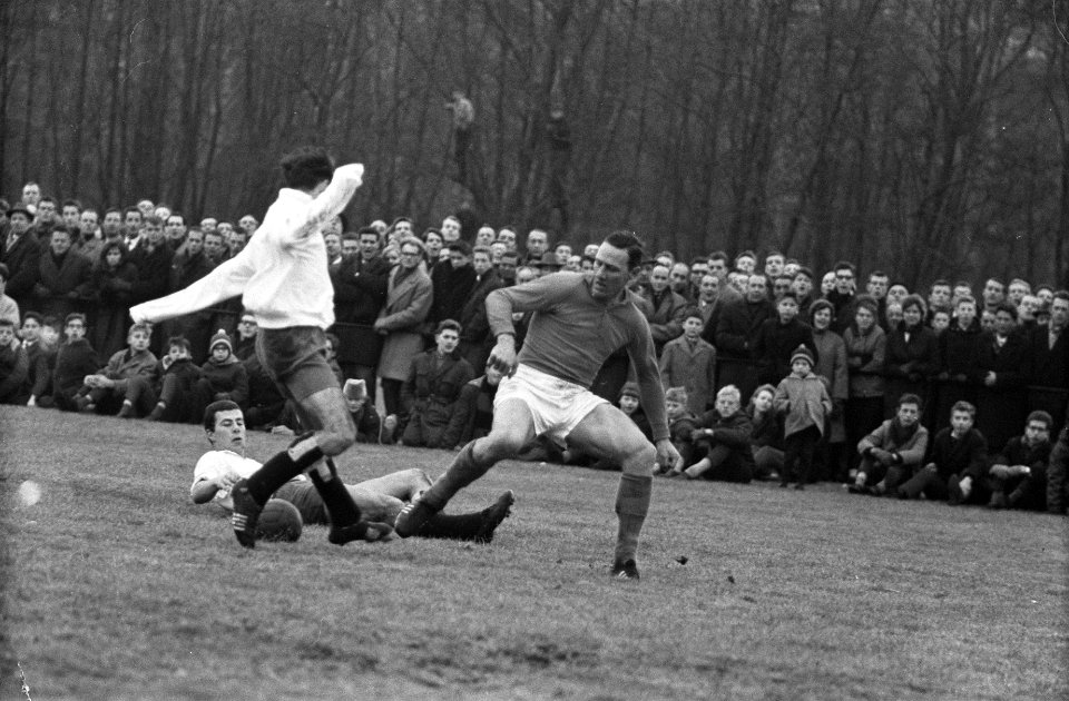 KHFC tegen oud Internationals 3-3, Bram appel tijdens zijn aanval op doel van KH, Bestanddeelnr 915-8950